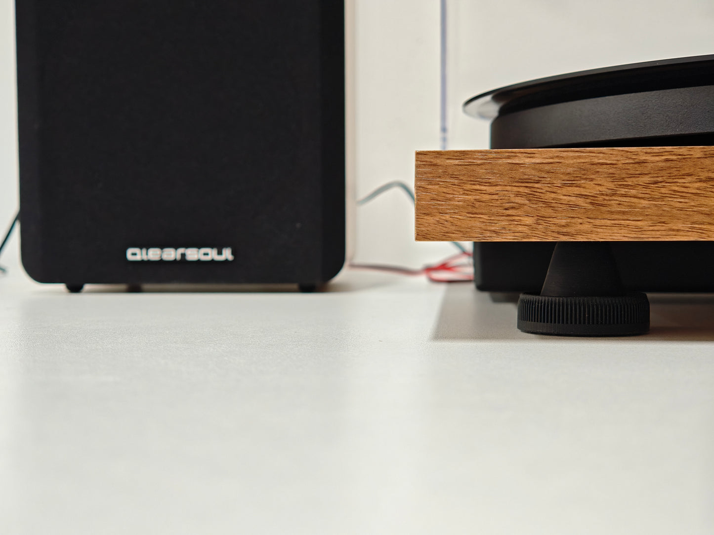 QlearSoul SoulBox S1 Vinyl Record Player with Stereo Speakers_Feet (2)