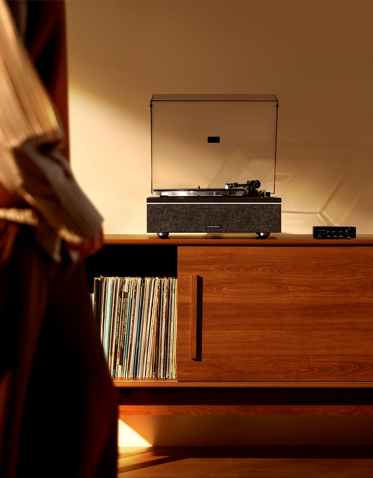 Qlearsoul ONE-S Vinyl Record Player Black Lifestyle Image 2000*2560