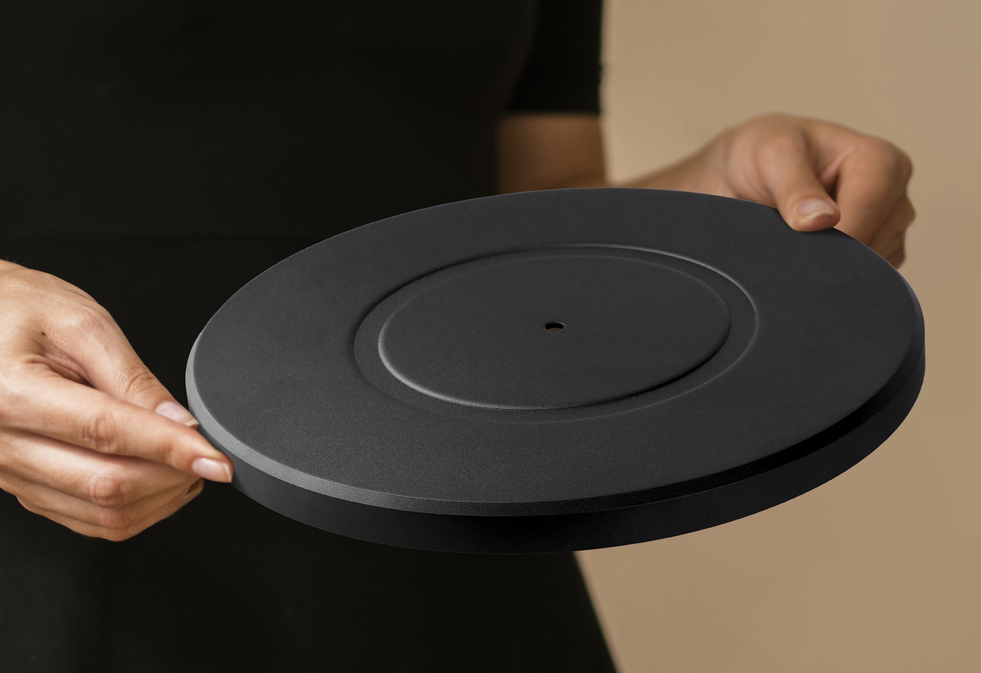 Qlearsoul SoulBox S1 Vinyl Record Player with Stereo Speakers Heavy Platter, Stable Playback 1.2kg die-cast iron platter minimizes vibration and keeps your records spinning smoothly and consistently 2000*1372